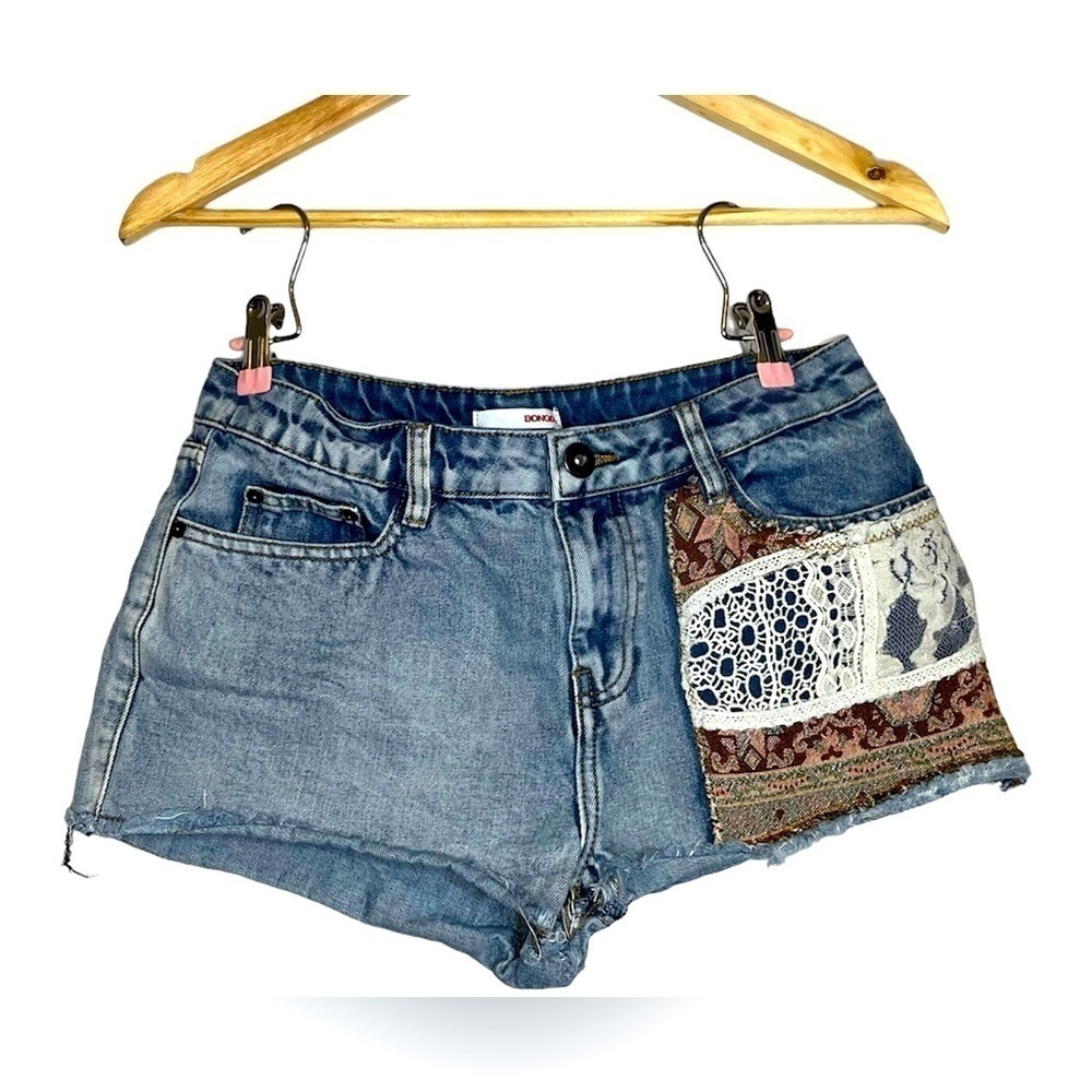 ***SALE*** Boho Bongo jean shorts. Patch work on the left leg. Size 5.​​…